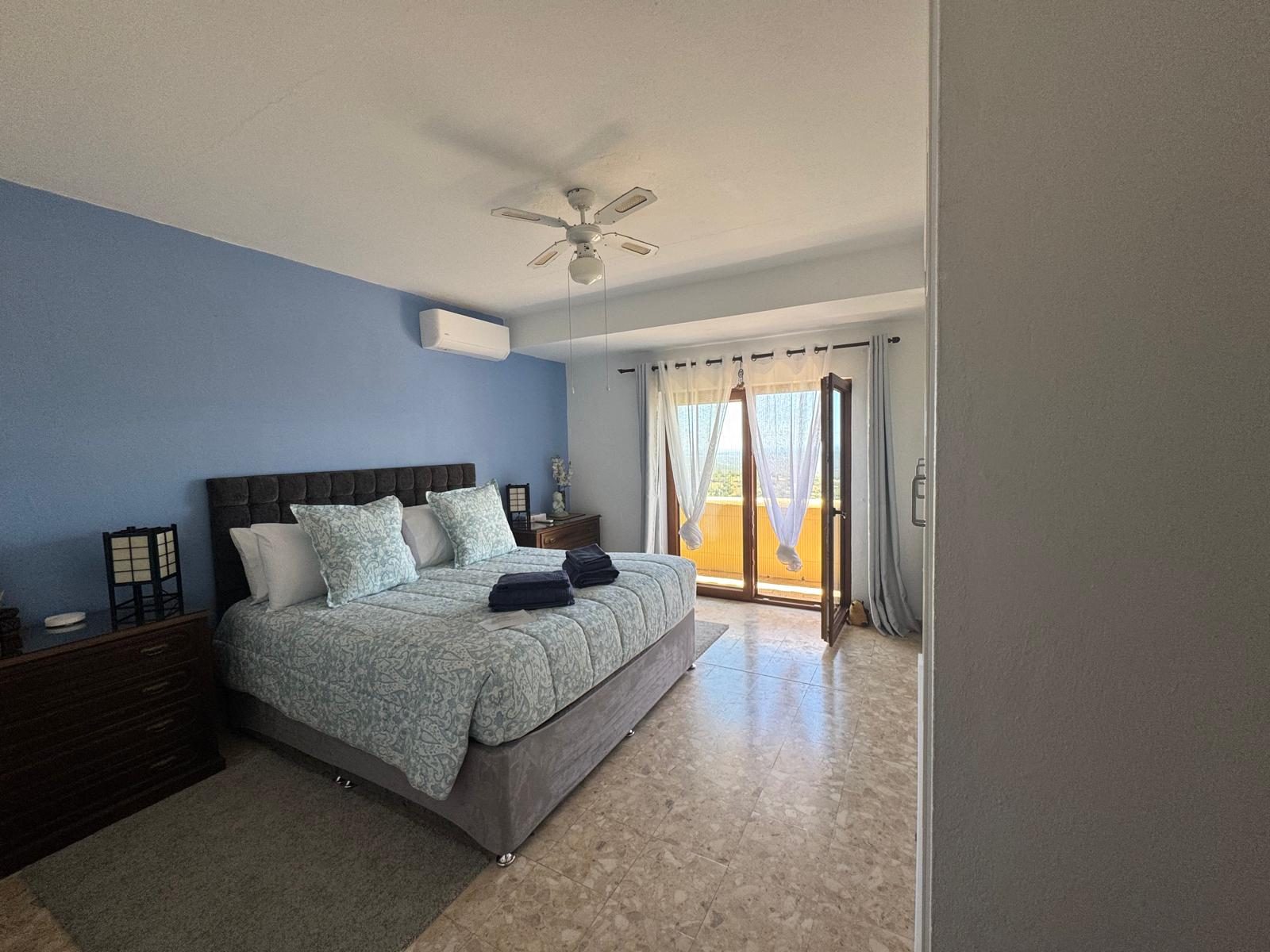A real bedroom at Casa das Rochas