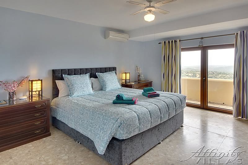 Casa das Rochas master bedroom, en-suite