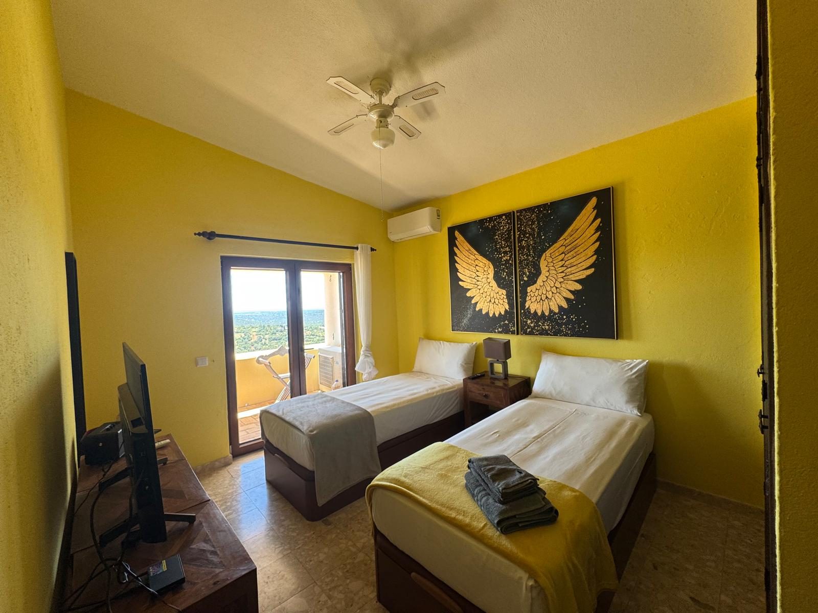 Casa das Rochas twin bedroom, en-suite