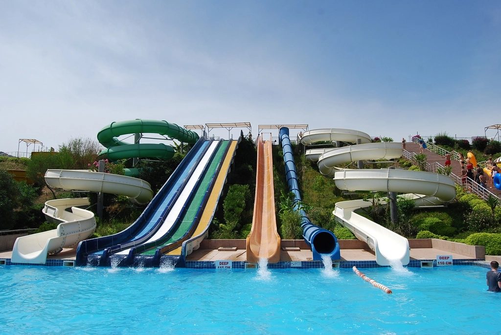 Aquashow Family Park water park near Casa das Rochas in Cascalheira, Quarteira